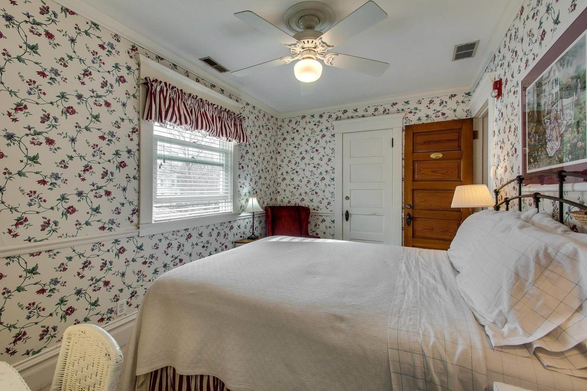 Harrison House Bed & Breakfast Naperville Exterior photo
