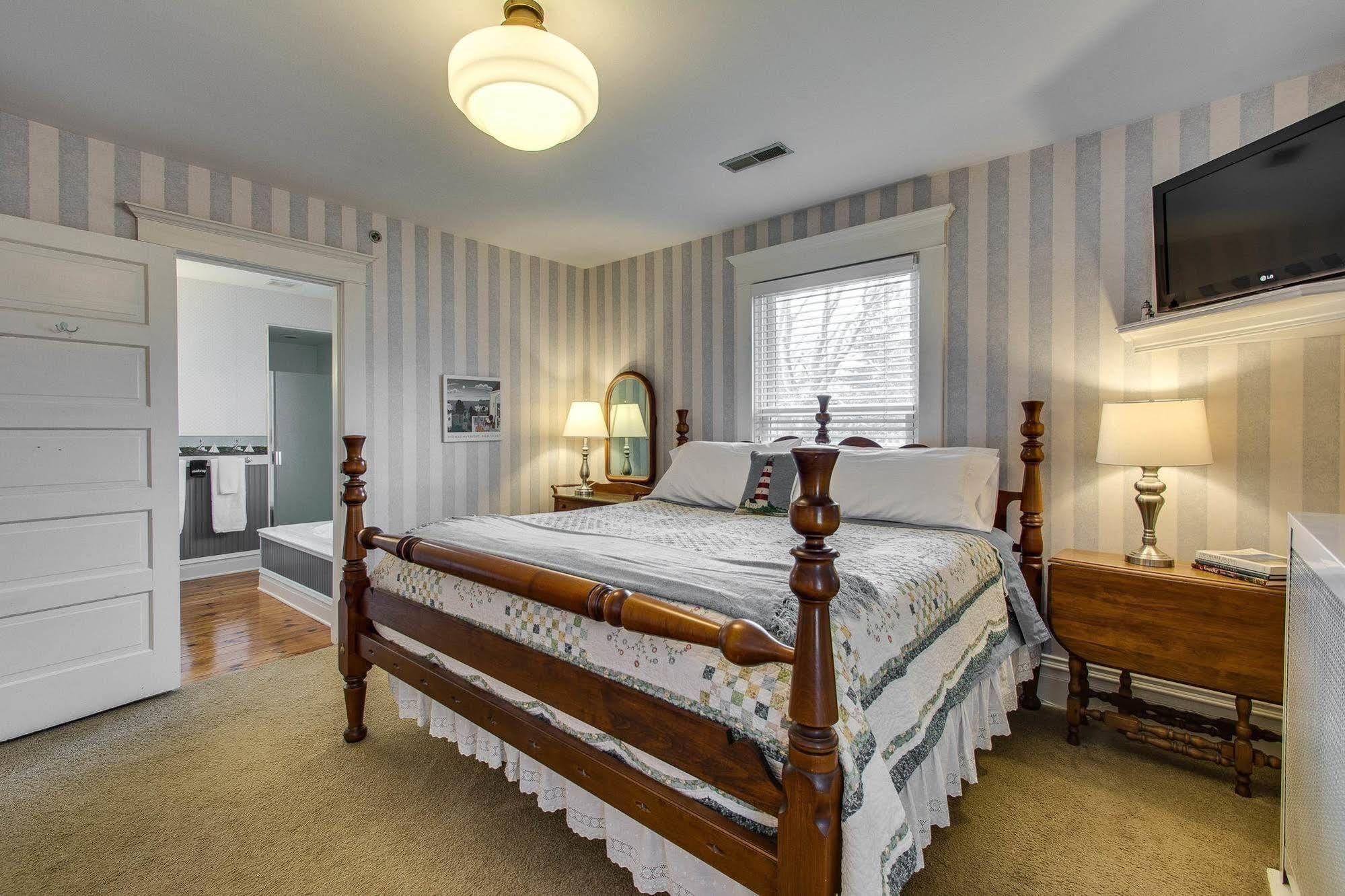 Harrison House Bed & Breakfast Naperville Exterior photo