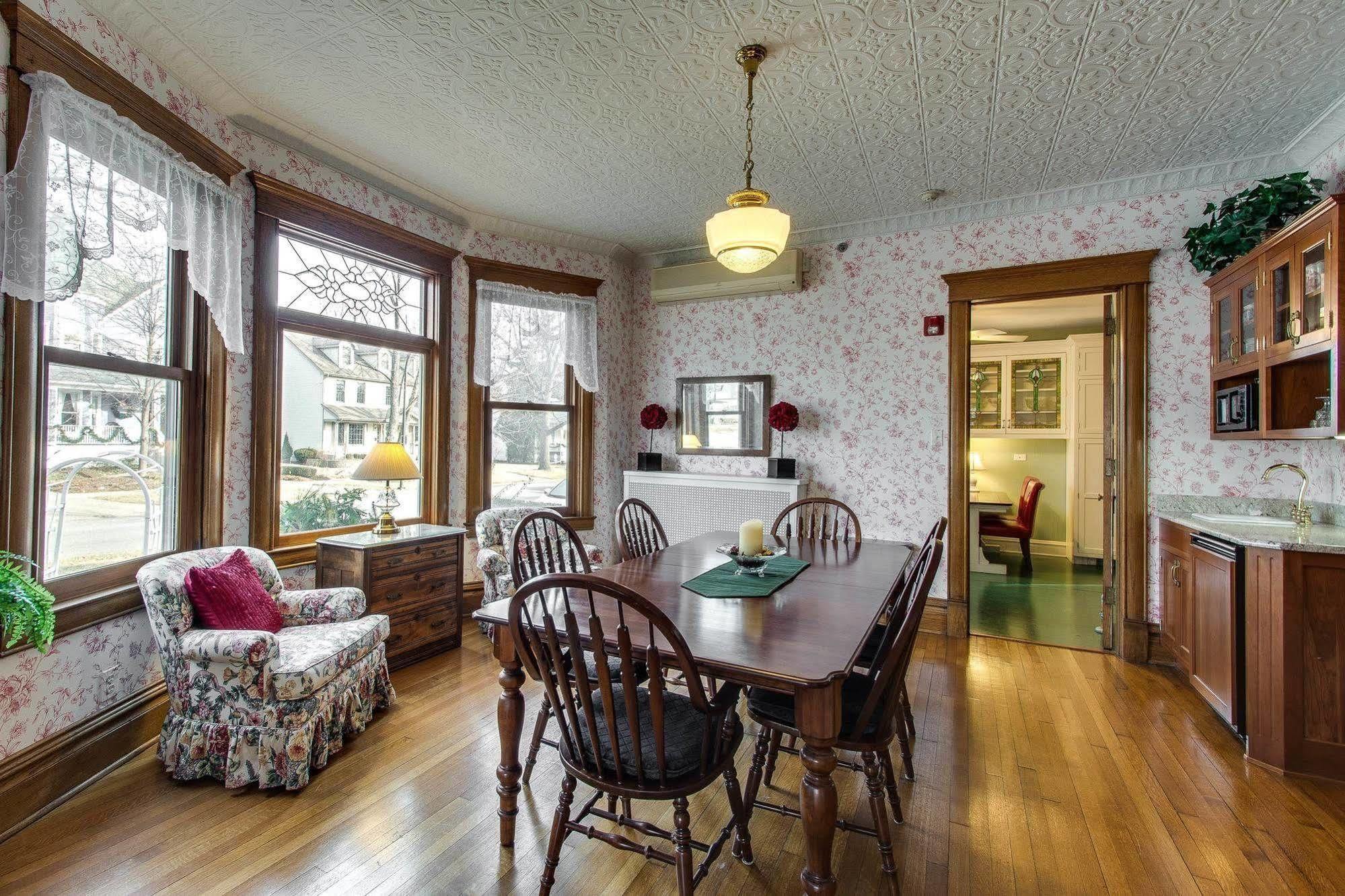Harrison House Bed & Breakfast Naperville Exterior photo