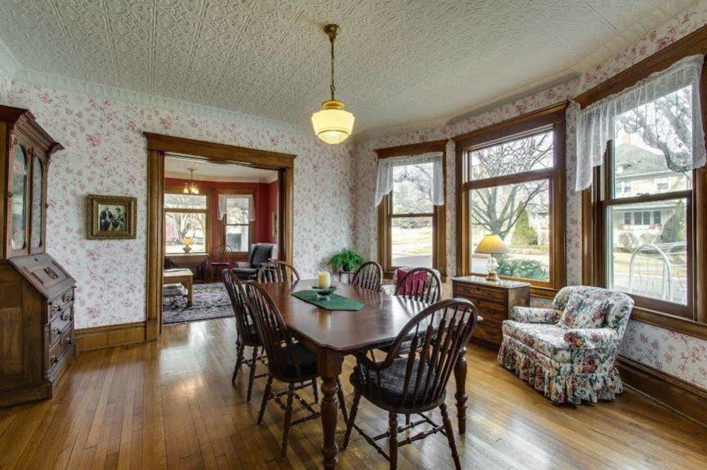 Harrison House Bed & Breakfast Naperville Exterior photo
