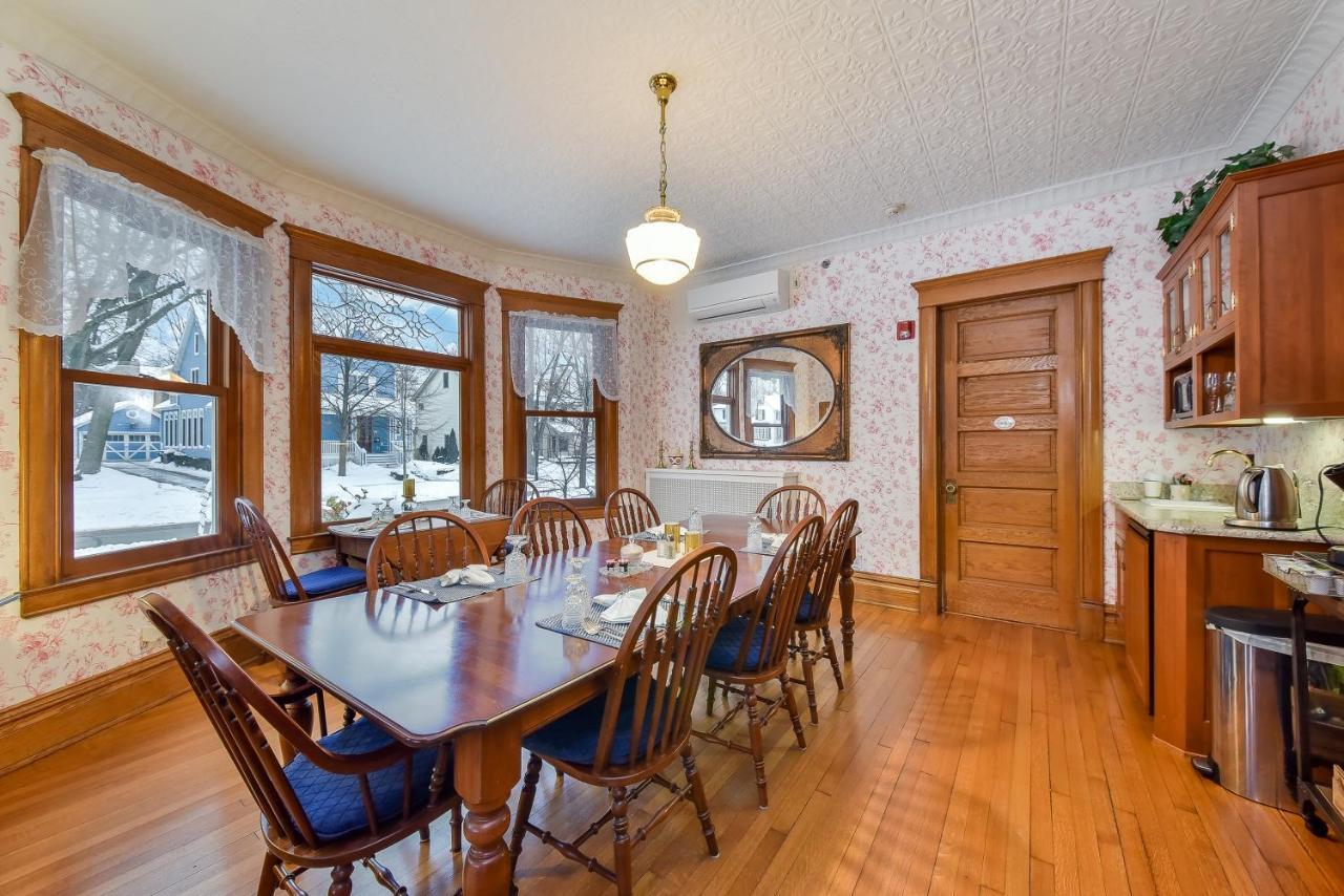 Harrison House Bed & Breakfast Naperville Exterior photo
