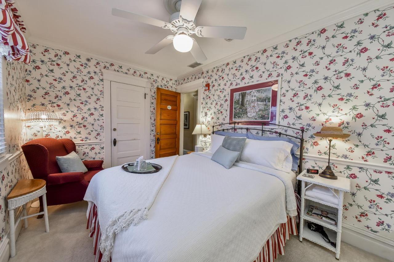 Harrison House Bed & Breakfast Naperville Room photo