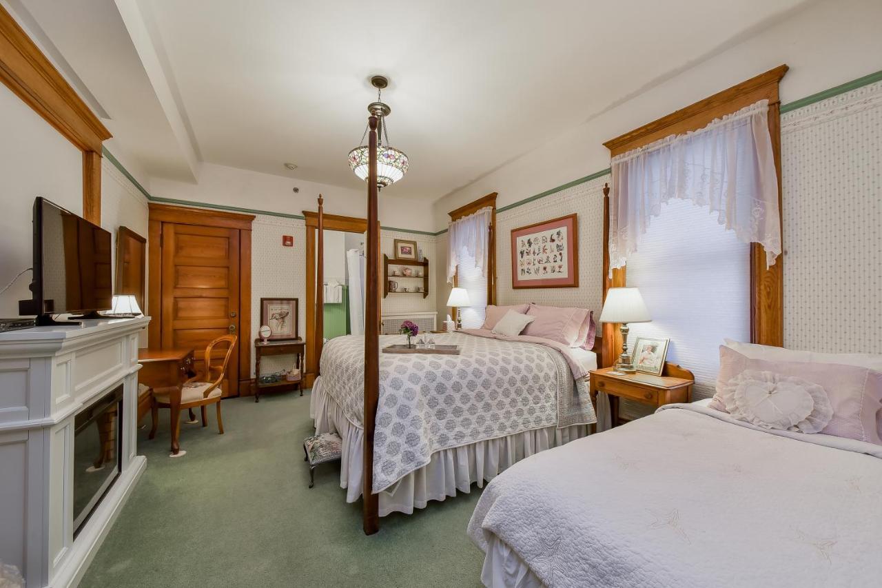 Harrison House Bed & Breakfast Naperville Room photo